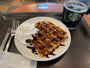 スターバックスのコーヒーとアメリカンワッフル