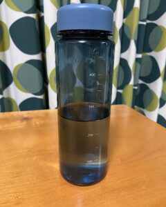 水が中に入った水筒