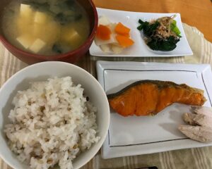 低脂質な焼き鮭を主食とした食事