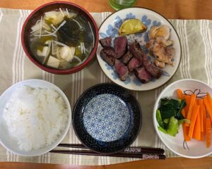 牛肉の赤身のステーキを主食とした食事