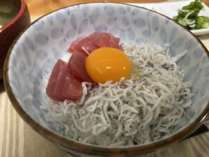 しらすとマグロの丼