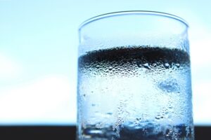 コップに入った水の写真
