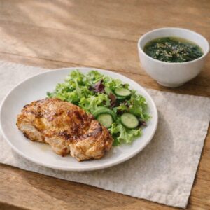 糖質制限中の昼食のイメージ。チキンステーキとサラダとスープの画像