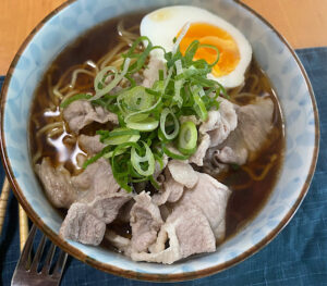 低脂質ラーメン　醤油味　豚肉トッピング