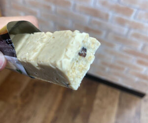 1本満足バー　プロテインホワイト　断面　中身