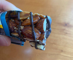 ビーカインド　チョコナッツバーアーモンド＆シーソルト　中身