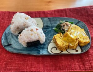 雑穀米おにぎり　卵焼き　ほうれん草のお浸し