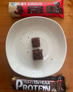 1本満足バー ソイチョコ 1かけ大きさ比較