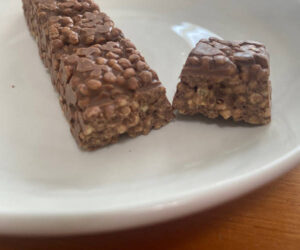 1本満足バー プロテインバー チョコ 断面