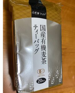 コープ自然派の「自然派Style 国産有機麦茶ティーバッグ」20袋入りのパッケージ。有機JASマーク付き