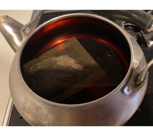 やかんで麦茶を煮出しているところ。国産有機麦茶のティーバッグを入れて色が出ている