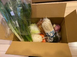 坂ノ途中の宅配で届いた段ボール箱。ねぎやかぶなどのお野菜が入っている