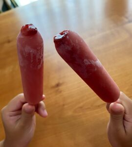 フルーツシャーベットを持つ子どもの手