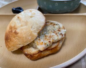 おこめをたべるロールにつくねをはさんだ我が家の朝ごはん