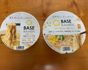 ベースラーメン味噌ラーメンのリニューアル前と後のカップを並べて比較した写真