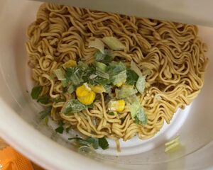 リニューアル前のベースラーメン味噌ラーメンのかやくを入れた状態