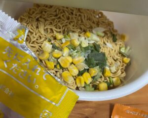 リニューアル後のベースラーメン味噌ラーメンのかやくを入れた状態