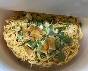 リニューアル後のベースラーメン鶏ガラ醤油ラーメンのかやくを入れた状態