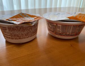 リニューアル前と後のベースラーメンのカップを横から並べて比較した写真