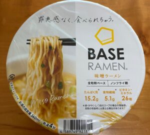 リニューアル後のベースラーメン味噌ラーメンのパッケージ表面