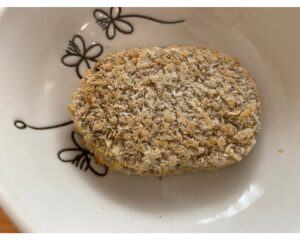 SONOKOの焼きフライ(コロッケ)をレンジとトースターで温めた仕上がり。揚げずに焼いているため衣は白っぽい
