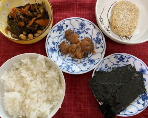 SONOKOお試し1週間献立の2日目の昼食。焼きフライ(コロッケ)1個、帆立しぐれ煮、ひじきの煮物、ごはん180g、焼海苔