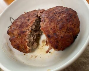 SONOKOの国産肉100%直火焼きハンバーグを半分に割った断面。肉がぎっしり詰まっている