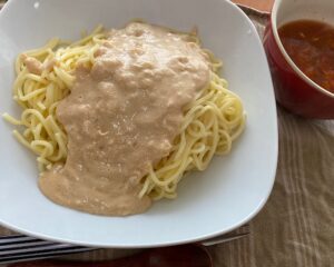 SONOKOお試し1週間献立の4日目の夕食。スパゲッティに国産たらこクリームパスタソースをかけたものと、具だくさんミネストローネ
