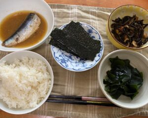 SONOKOお試し1週間献立の2日目の朝食。国産真いわしのしょうが煮、ひじきの煮物、わかめサラダ、ごはん180g、焼海苔