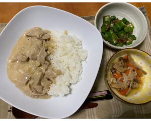 SONOKOお試し1週間献立の3日目の夕食。豚肉がゴロゴロ入った白いカレーとごはん、4種のきのこの煮びたし、オクラの和え物