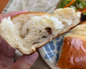 SONOKOの極みスイートレーズンパンをちぎった断面。ふんわりした生地にレーズンが入っている