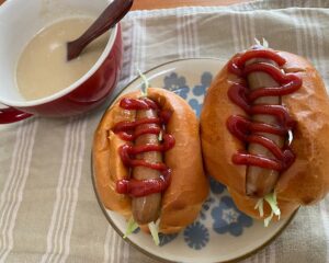 SONOKOお試し1週間献立の3日目の昼食。極みロールパン2個にポークウインナーと生キャベツをはさんだウインナーロールと、北海道ごぼうポタージュ