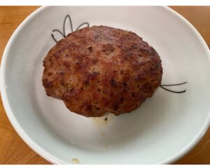 SONOKOの国産肉100%直火焼きハンバーグを温めた様子。直火で焼いた焼き色がついている