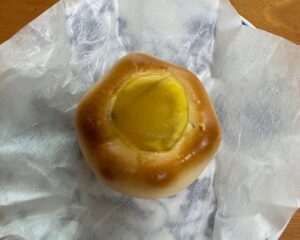 SONOKOのお試し1週間献立の間食。栗まん1個を開封して懐紙の上にのせた様子