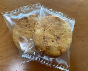 SONOKOのお試し1週間献立の間食。個包装になったそのこせんべい(しょうゆ)2枚