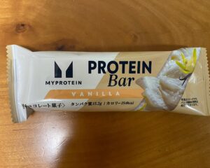 マイプロテイン プロテインバー バニラ風味のパッケージ表面。タンパク質15.2g・184kcalの表示