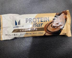 マイプロテイン プロテインバー チョコレート味のパッケージ表面。タンパク質15.6g・183kcalの表示