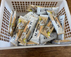 白いかごにたくさん入ったマイプロテイン プロテインバー バニラ風味