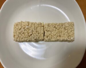 お皿にのせたマイプロテインバー バニラ風味。4ブロックに分かれている
