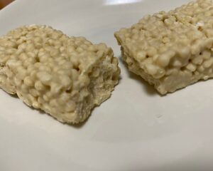 マイプロテインバー バニラ風味の断面。大豆パフがぎっしり詰まっている