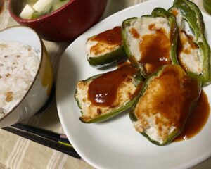 ケチャップと中濃ソースを混ぜたソースをかけたピーマンの肉詰め